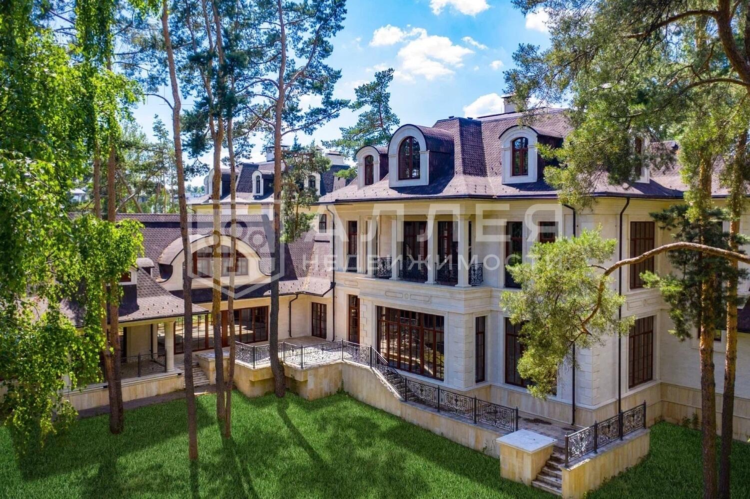 3-этажный коттедж 1 200 м² без отделки