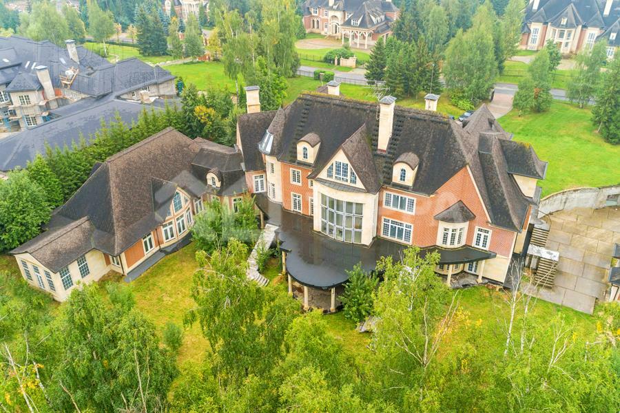 3-этажный коттедж 1 740 м² без отделки