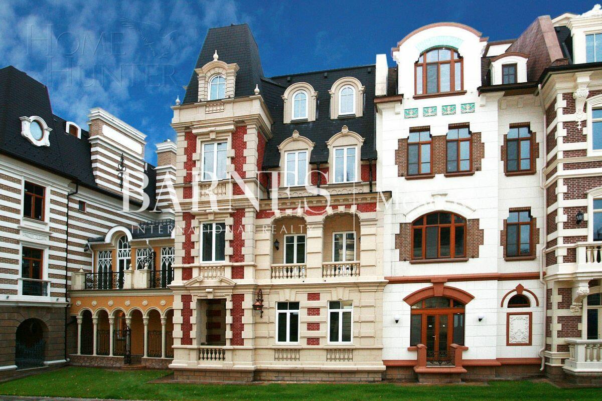 4-этажный таунхаус 320 м² с отделкой