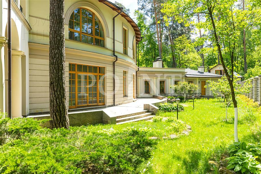 2-этажный коттедж 1 042.4 м² с отделкой