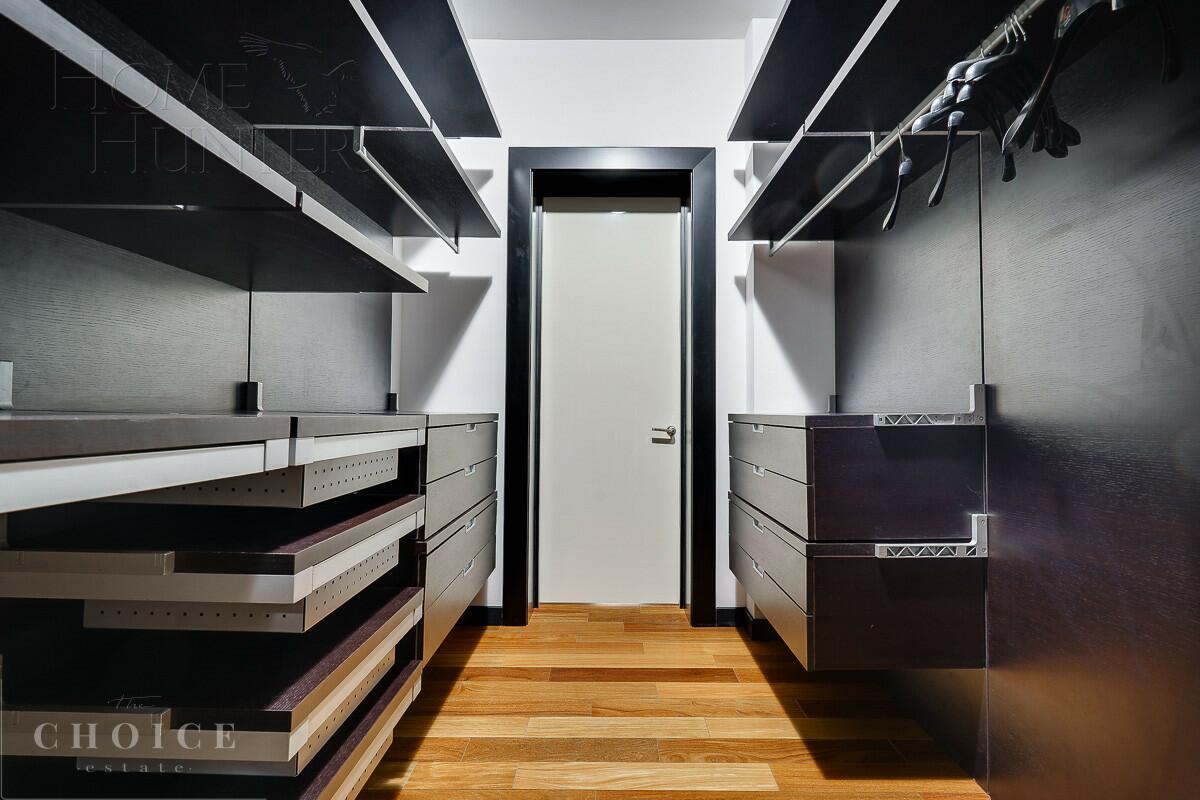 3-этажный коттедж 1 300 м² с отделкой