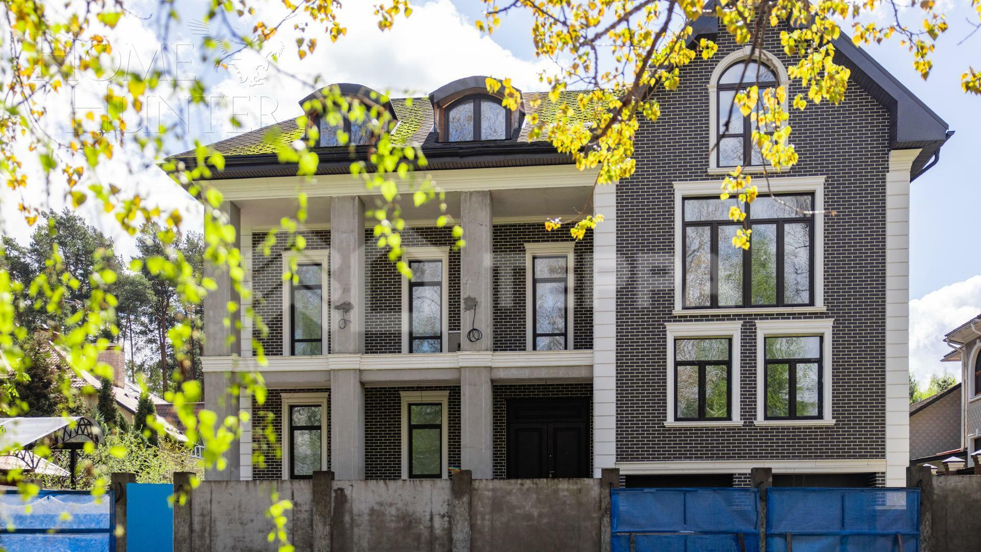 2-этажный коттедж 1 300 м² без отделки