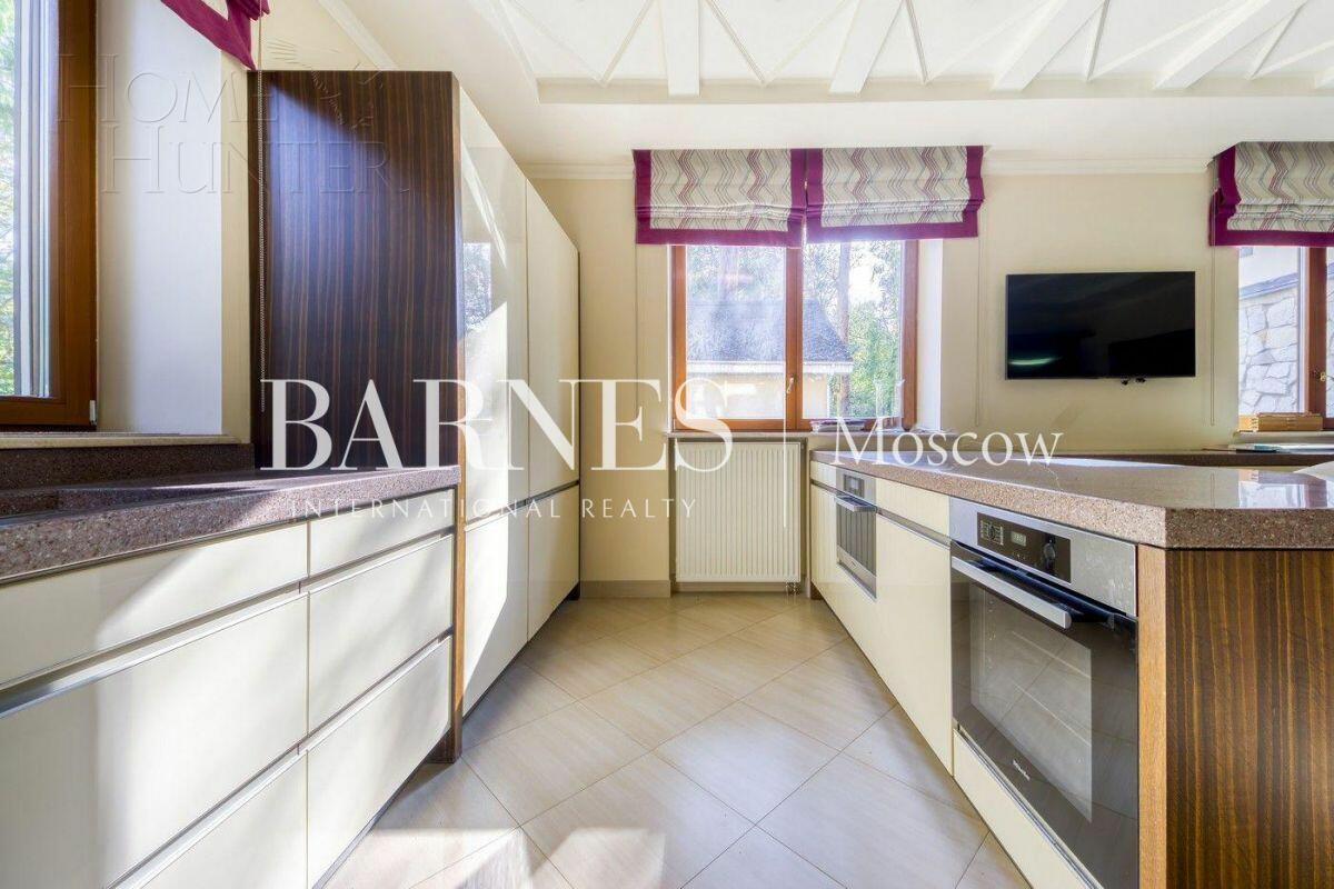 3-этажный коттедж 1 000 м² с отделкой