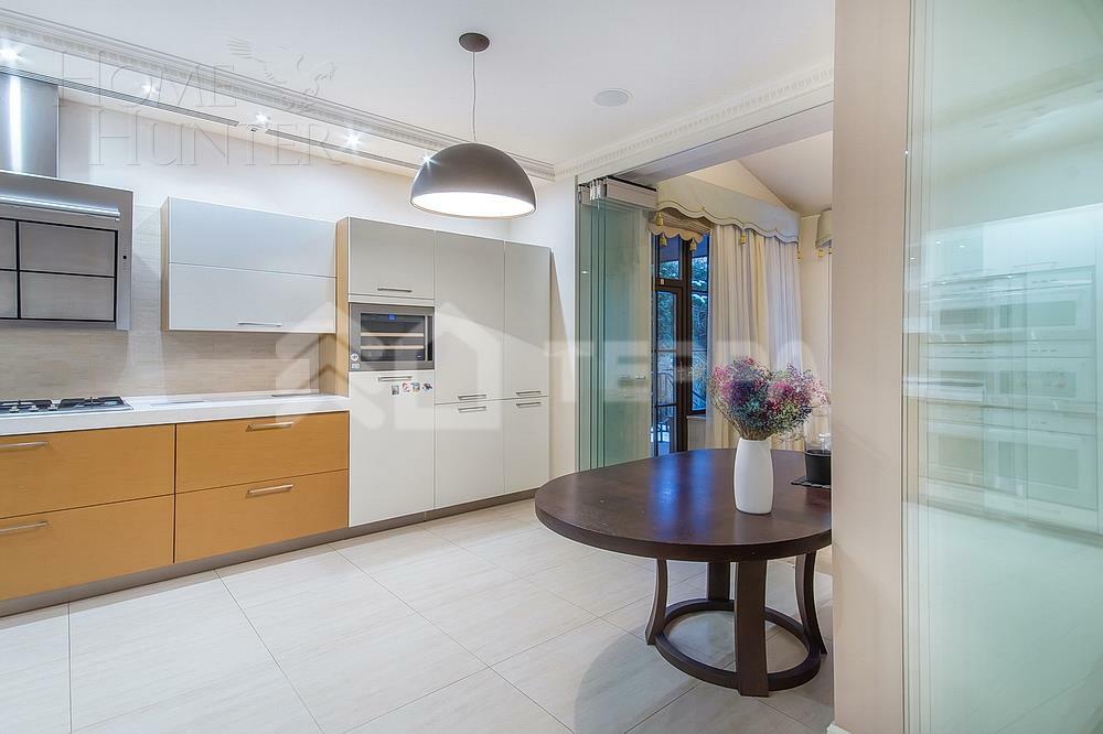 3-этажный таунхаус 450 м² с отделкой