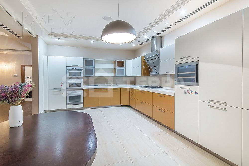 3-этажный таунхаус 450 м² с отделкой