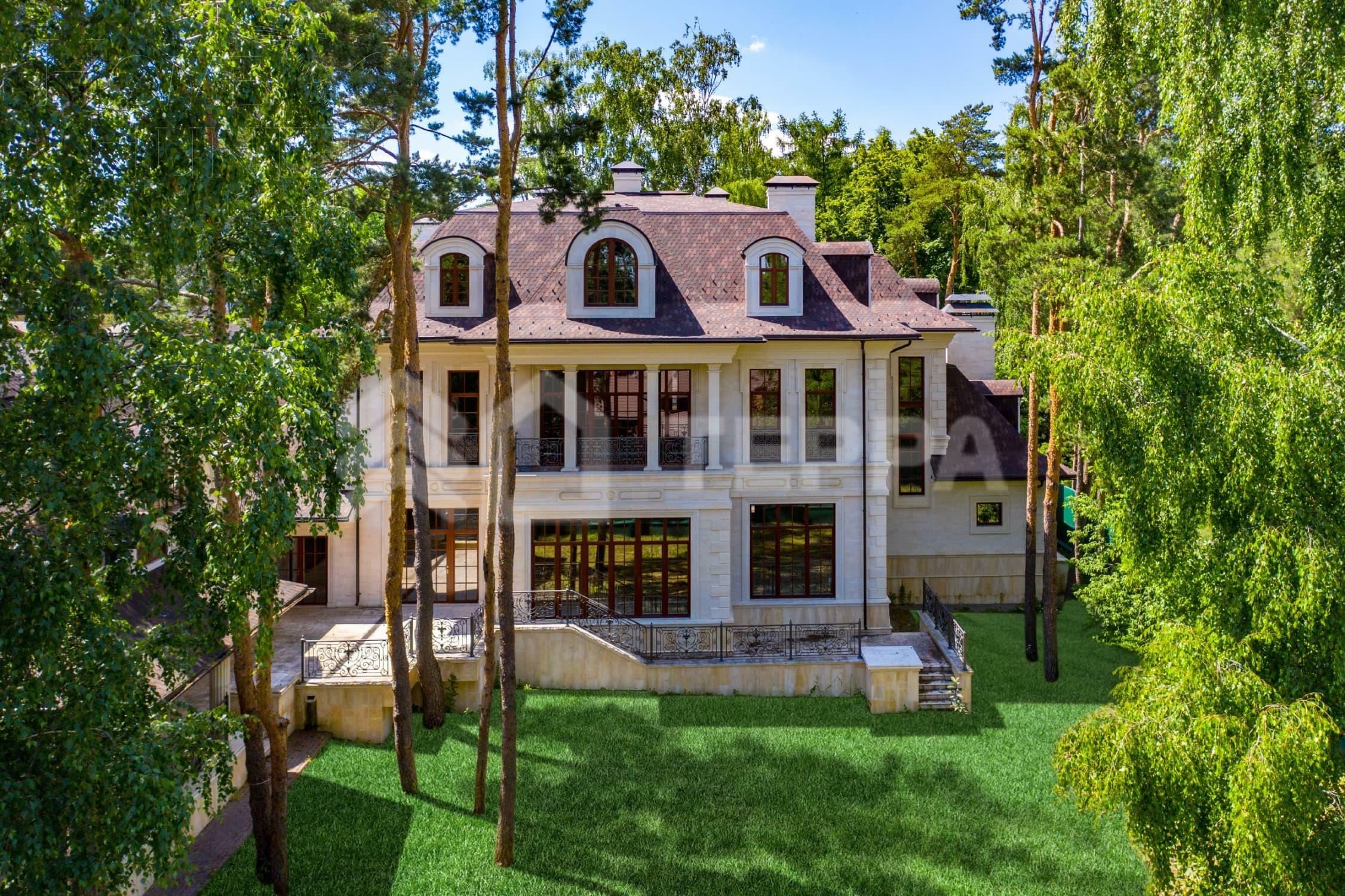 3-этажный коттедж 1 200 м² без отделки