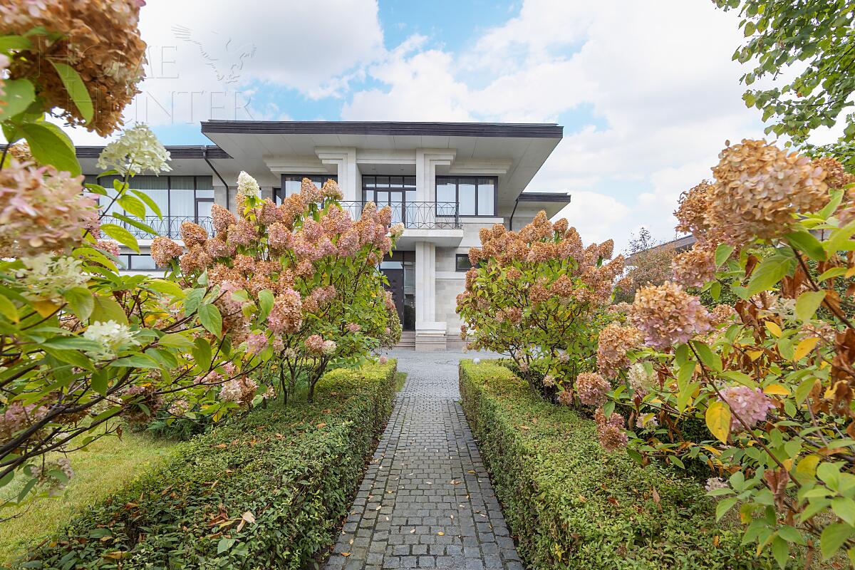 2-этажный коттедж 989.7 м² с отделкой