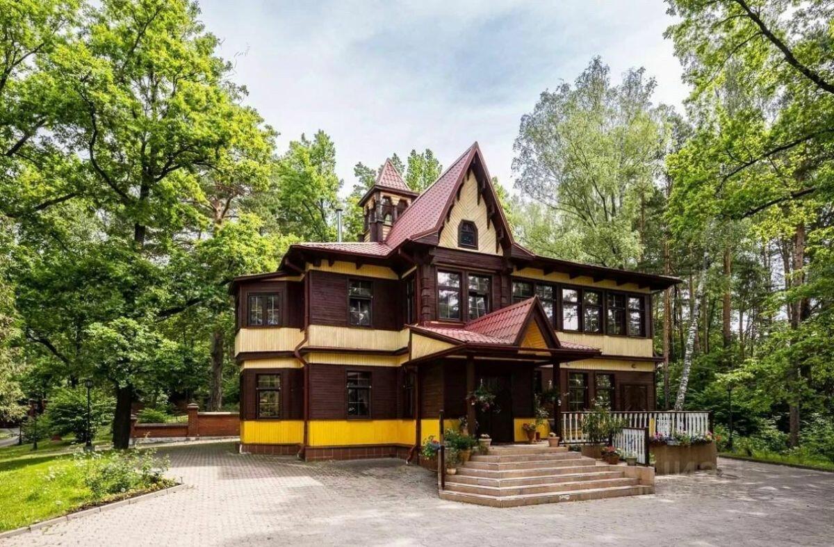 3-этажный коттедж 1 600 м² с отделкой