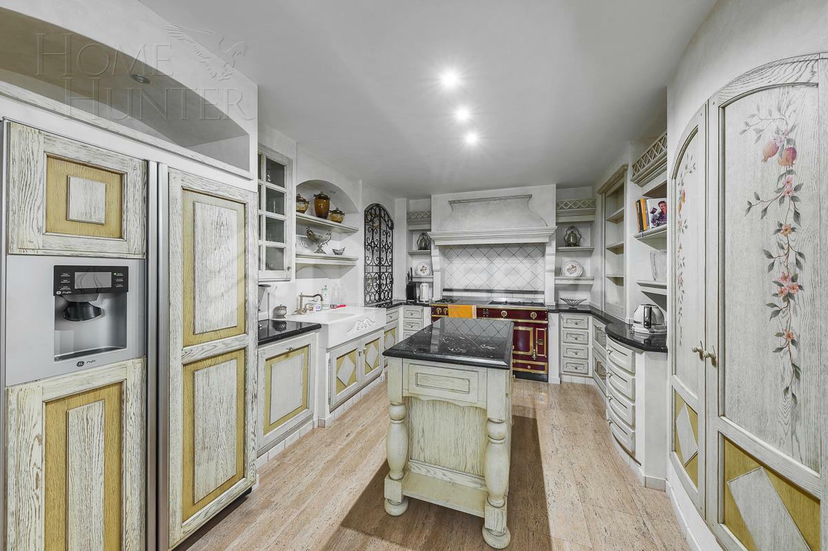 3-этажный коттедж 1 800 м² с отделкой