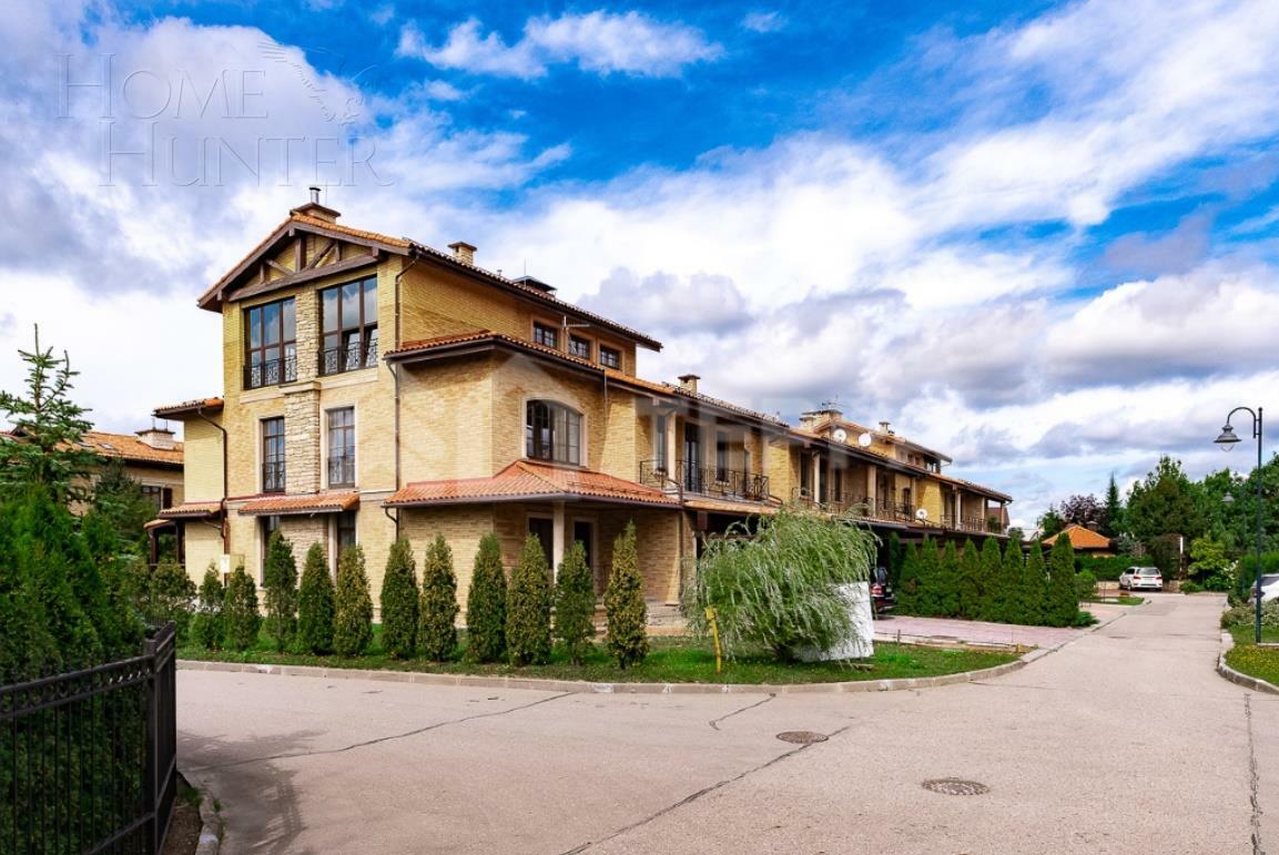 3-этажный таунхаус 450 м² с отделкой