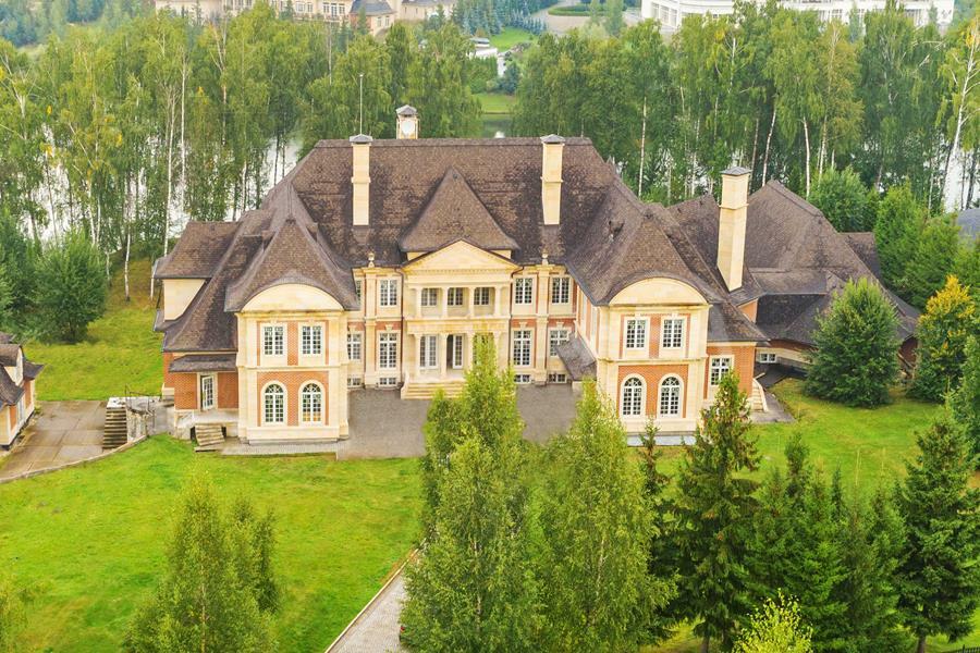 3-этажный коттедж 1 740 м² без отделки