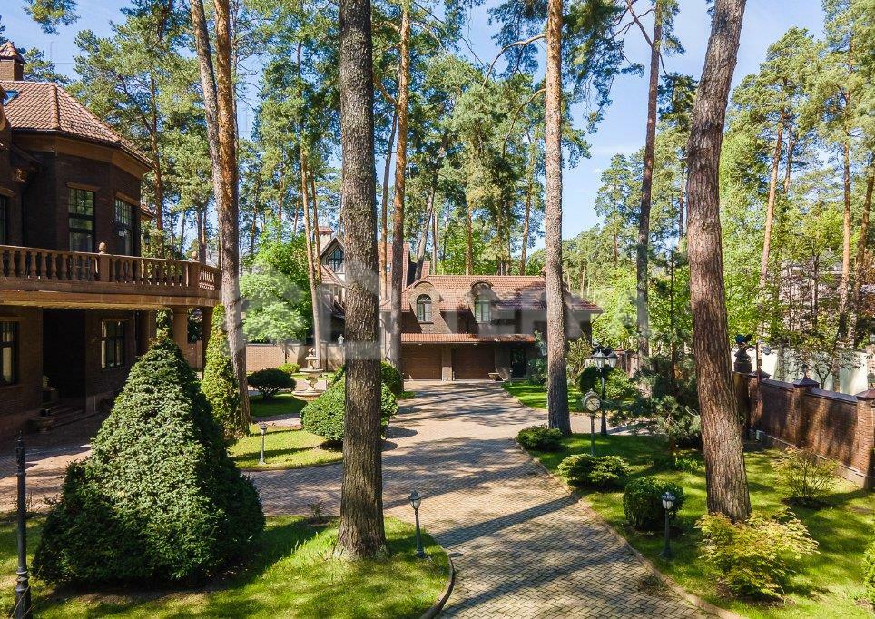 2-этажный коттедж 1 400 м² с отделкой