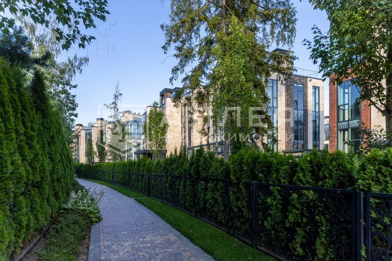 3-этажный таунхаус 244 м² с отделкой