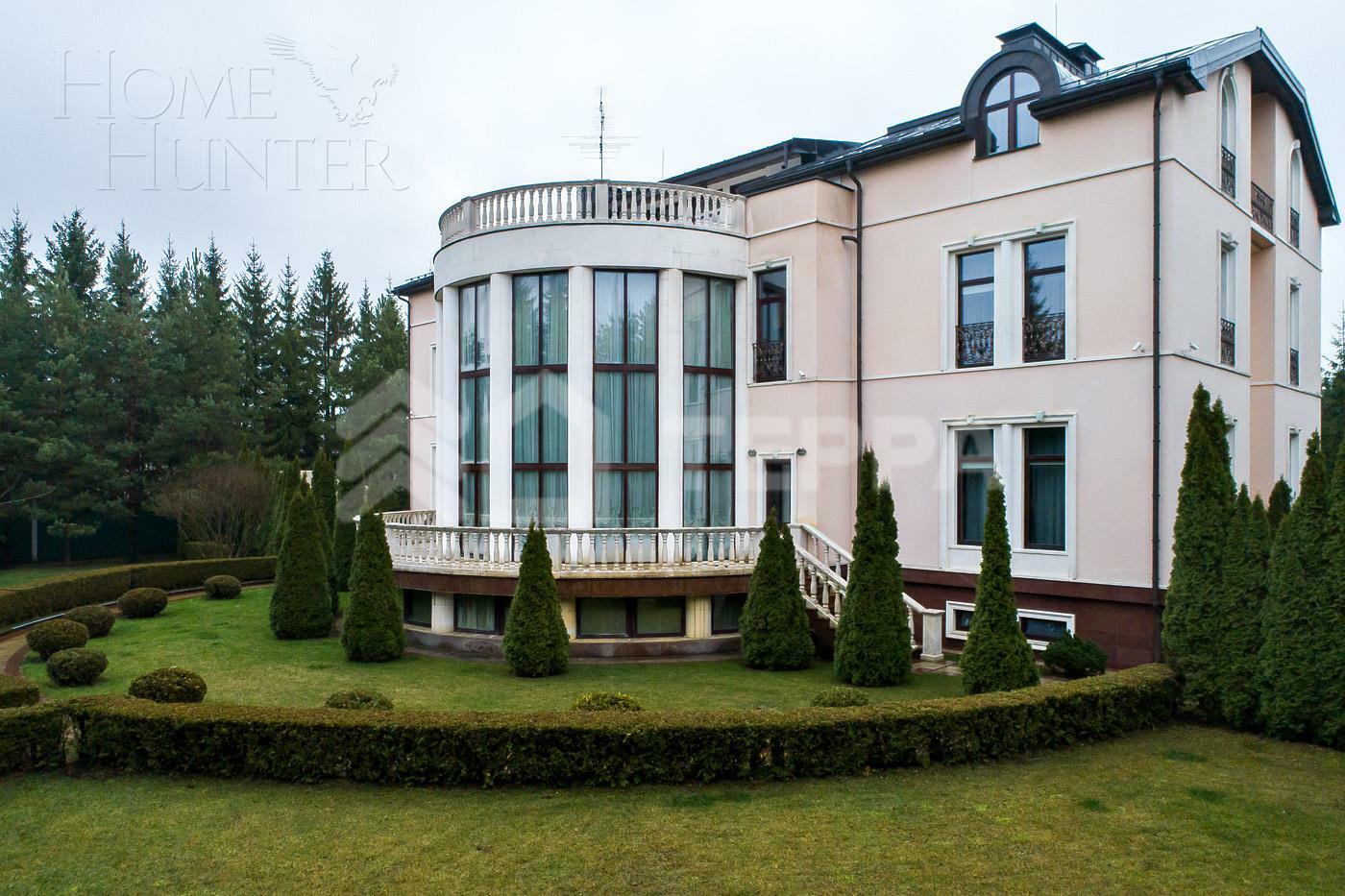 3-этажный коттедж 1 700 м² с отделкой