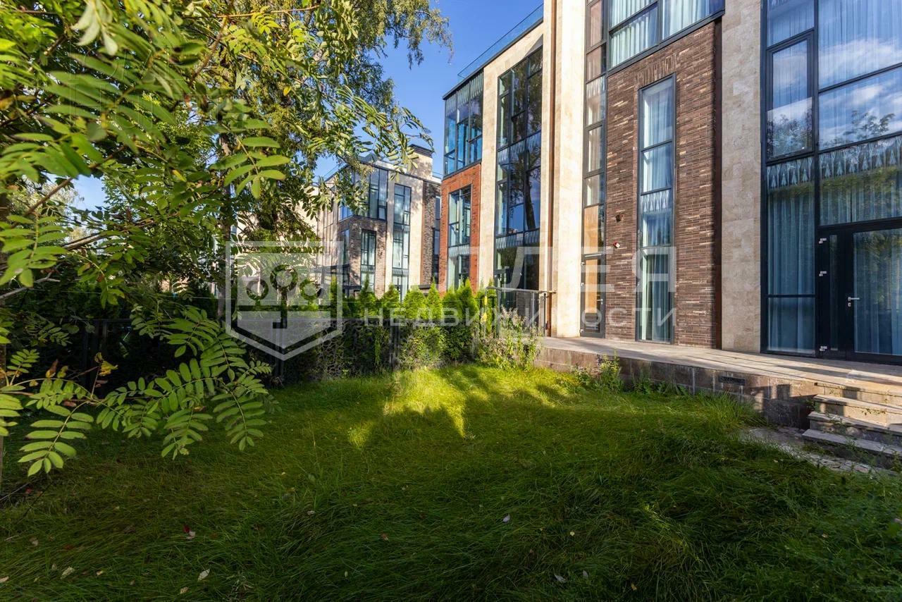 3-этажный таунхаус 244 м² с отделкой