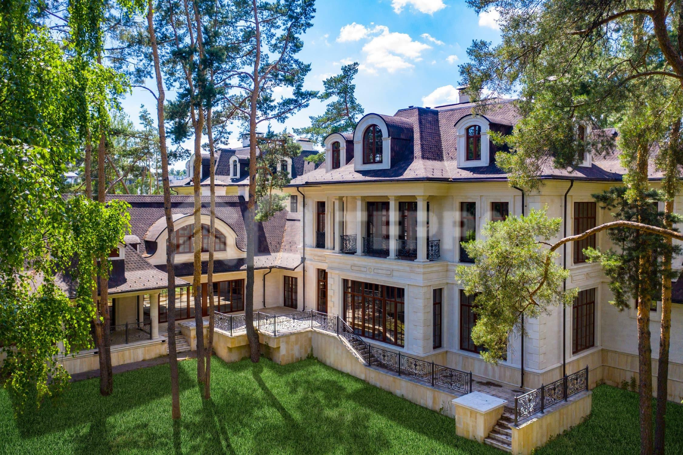 3-этажный коттедж 1 200 м² без отделки