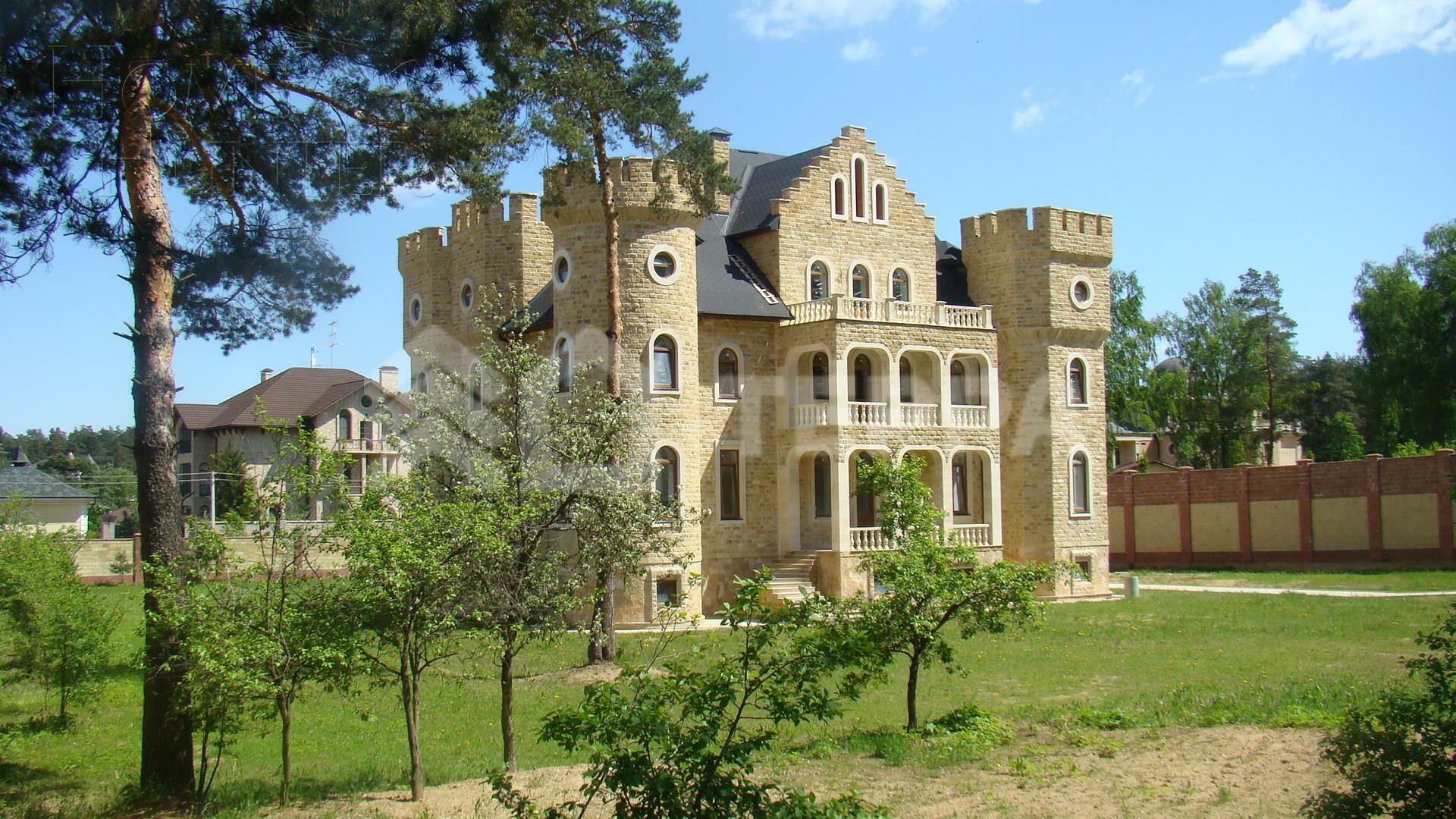 3-этажный коттедж 1 900 м² без отделки