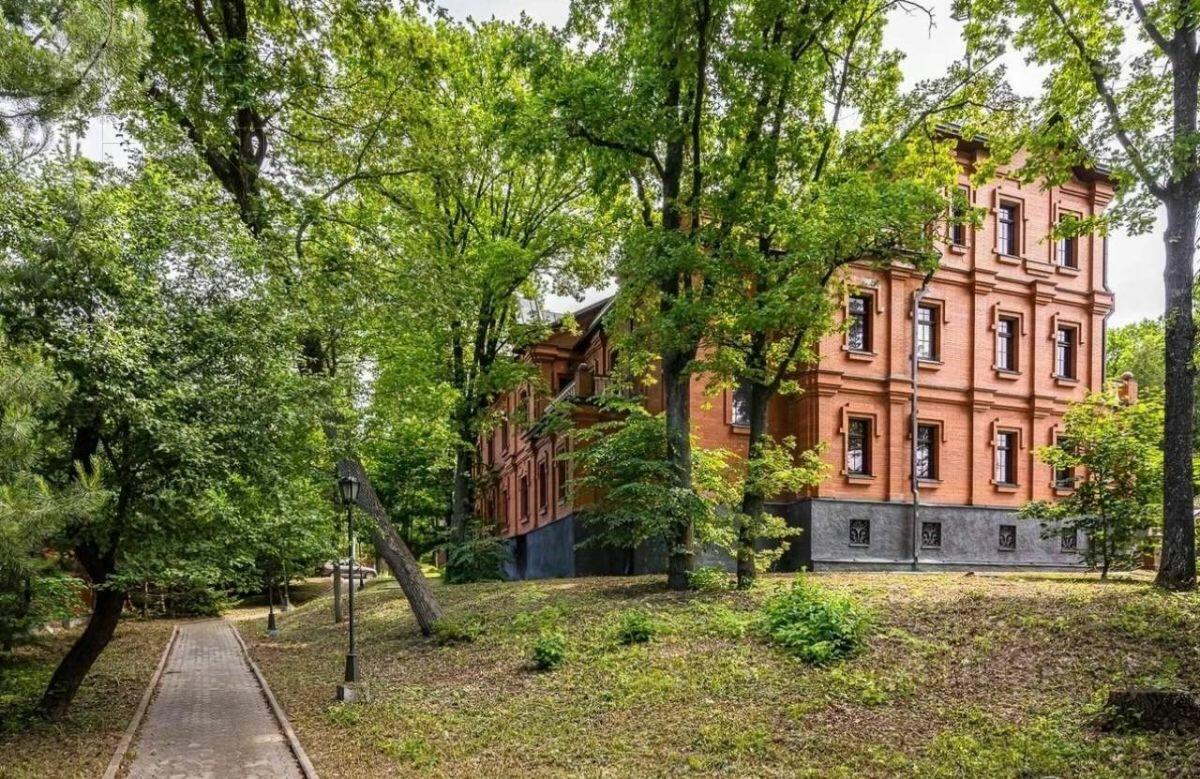 3-этажный коттедж 1 600 м² с отделкой