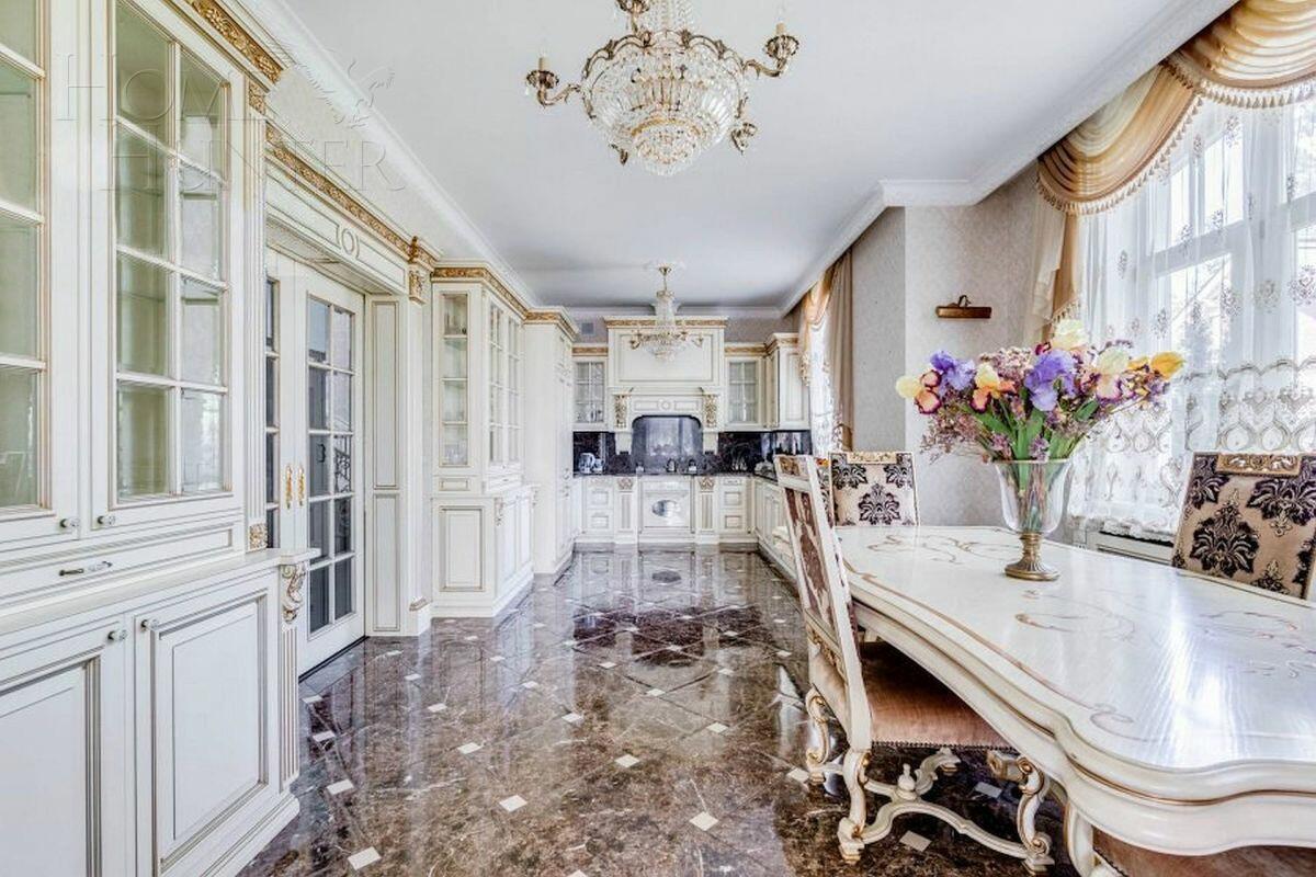 3-этажный коттедж 580 м² с отделкой