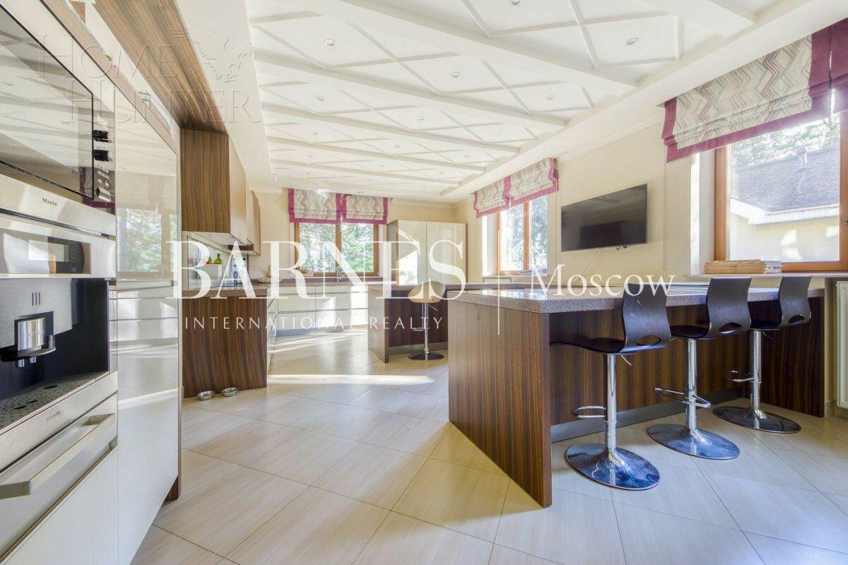 3-этажный коттедж 1 000 м² с отделкой