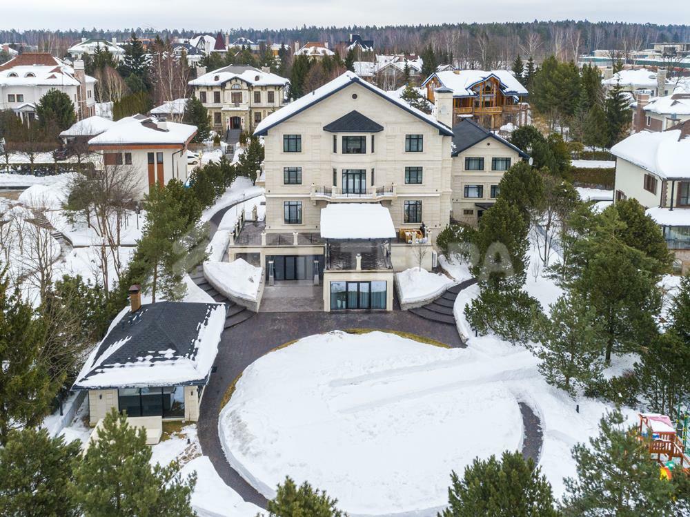 3-этажный коттедж 1 100 м² с отделкой