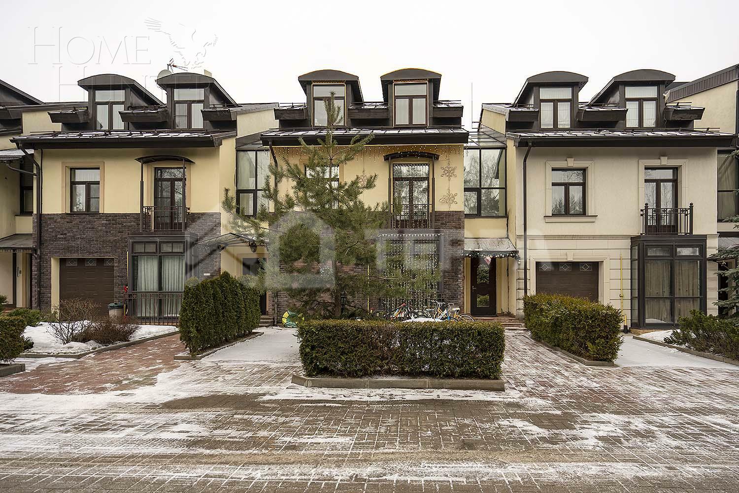 3-этажный таунхаус 350 м² с отделкой