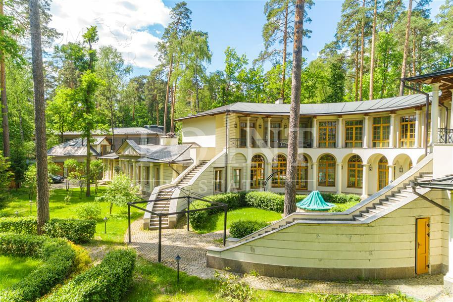 2-этажный коттедж 1 042.4 м² с отделкой