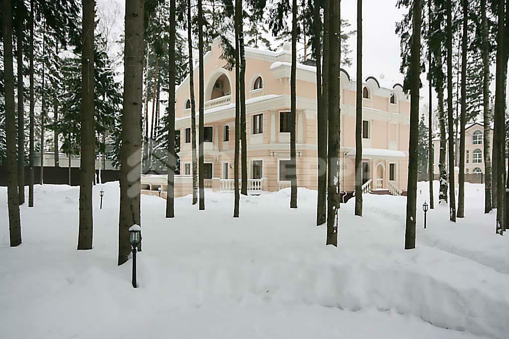 3-этажный коттедж 1 000 м² с отделкой