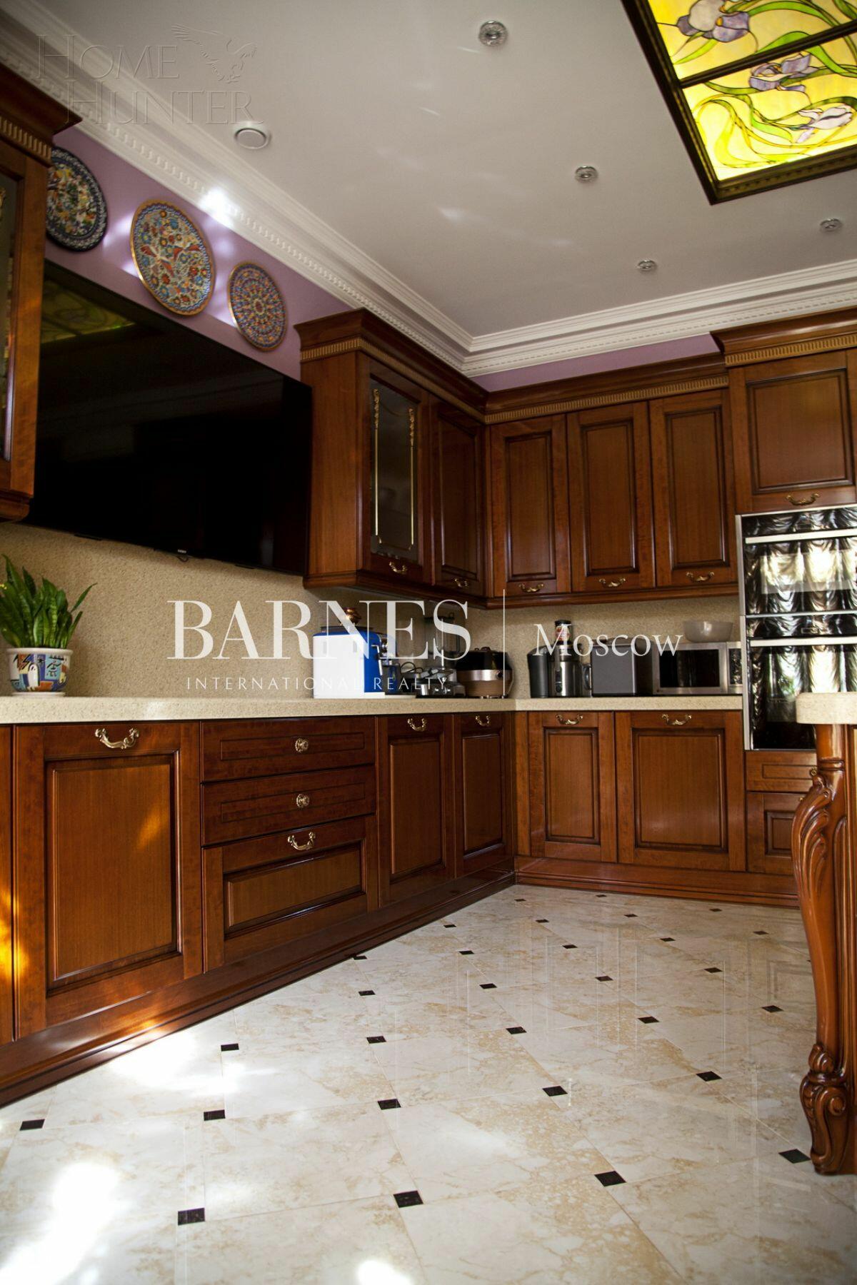 4-этажный таунхаус 320 м² с отделкой