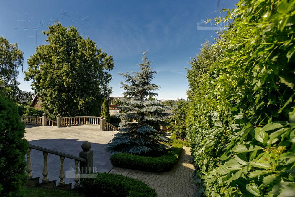 3-этажный коттедж 1 200 м² без отделки