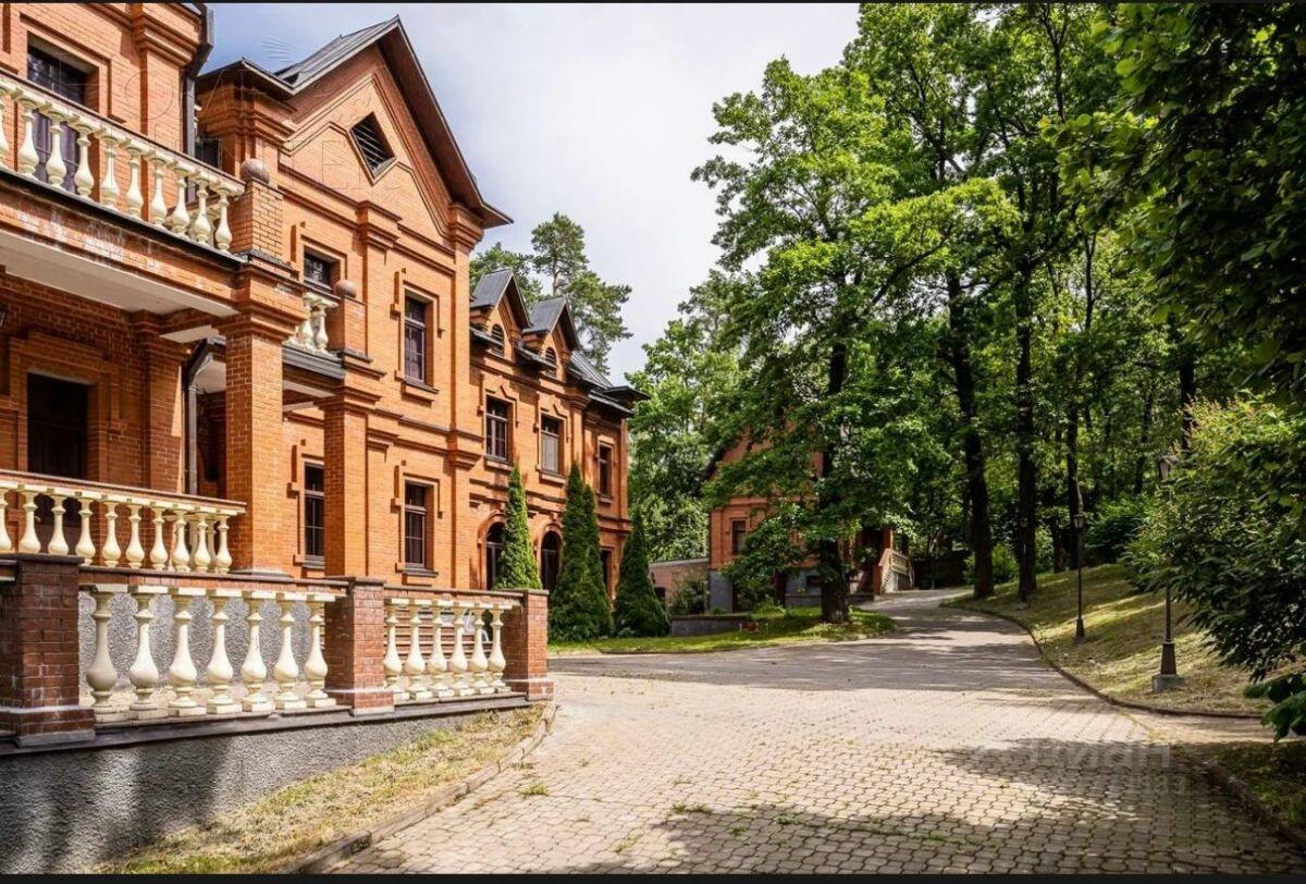 3-этажный коттедж 1 600 м² с отделкой