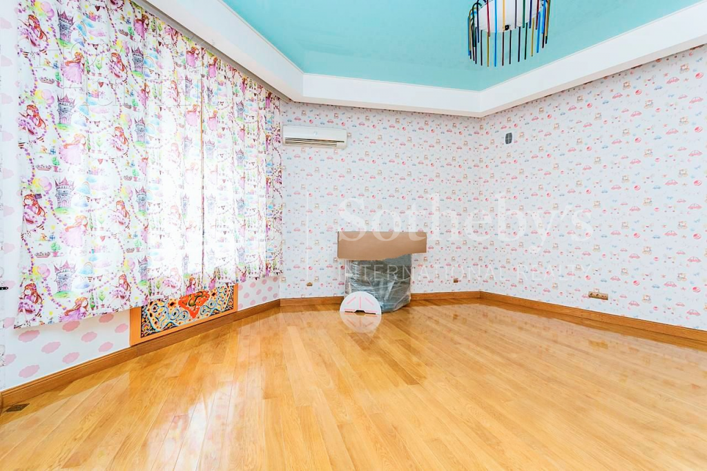 8-КОМН. КВАРТИРА С ОТДЕЛКОЙ 324.6 М² НА 3 ЭТАЖЕ