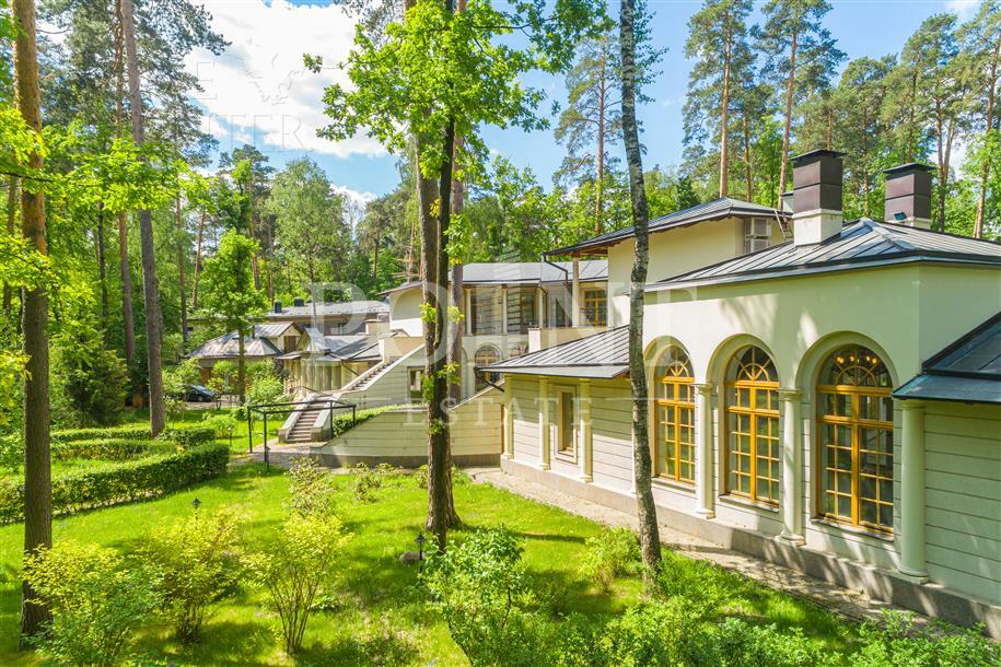 2-этажный коттедж 1 042.4 м² с отделкой