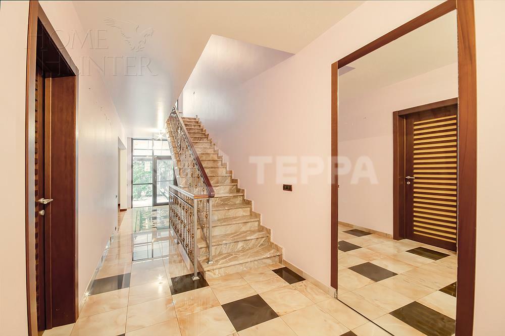 3-этажный таунхаус 350 м² с отделкой