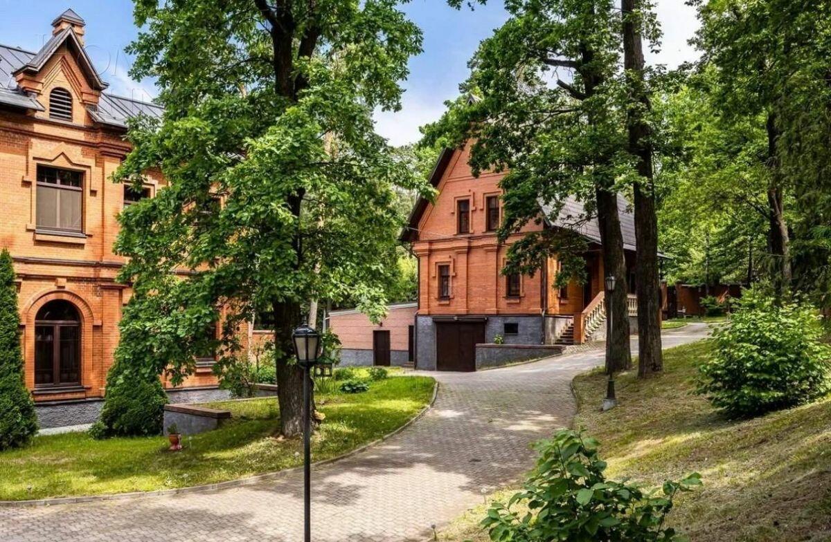 3-этажный коттедж 1 600 м² с отделкой