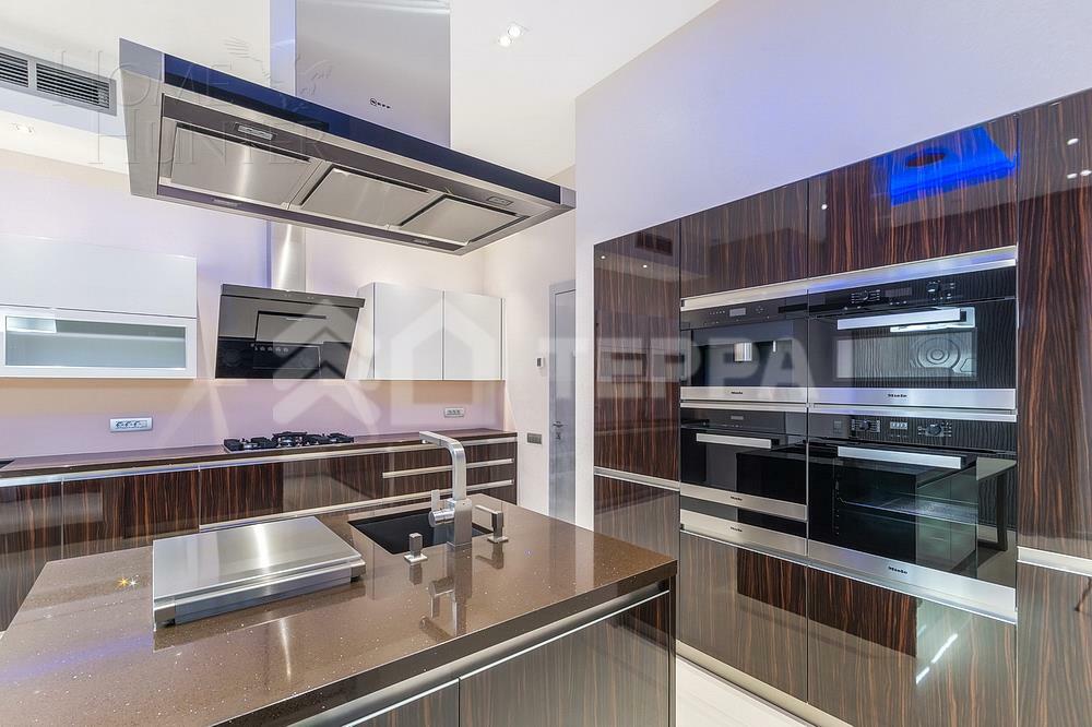 2-этажный коттедж 1 100 м² с отделкой