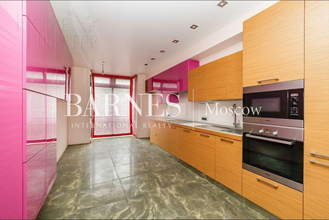 3-этажный таунхаус 350 м² с отделкой