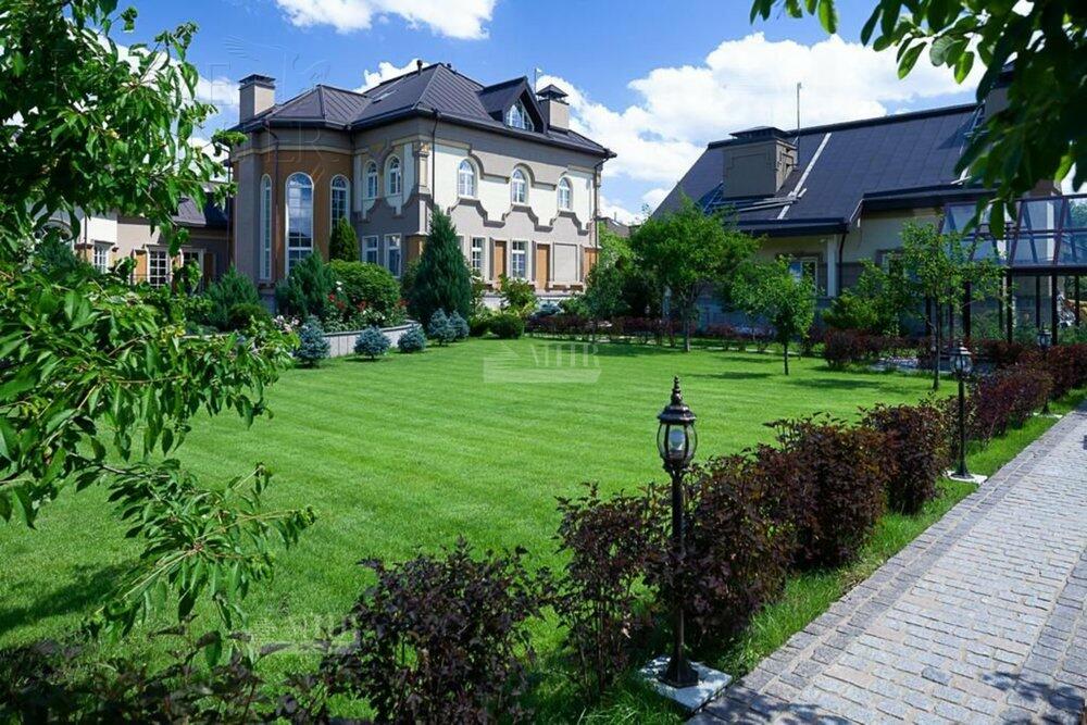 2-этажный коттедж 1 700 м² с отделкой