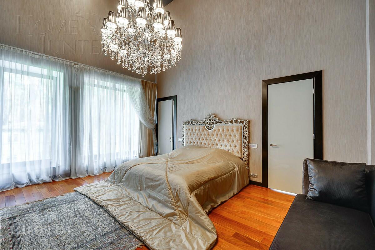 3-этажный коттедж 1 300 м² с отделкой