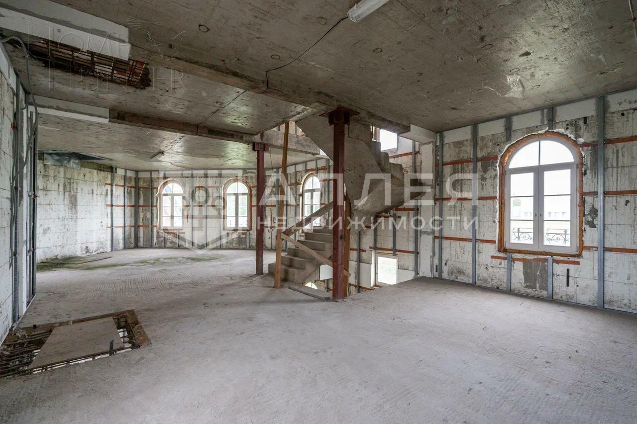 4-этажный таунхаус 362.6 м² без отделки