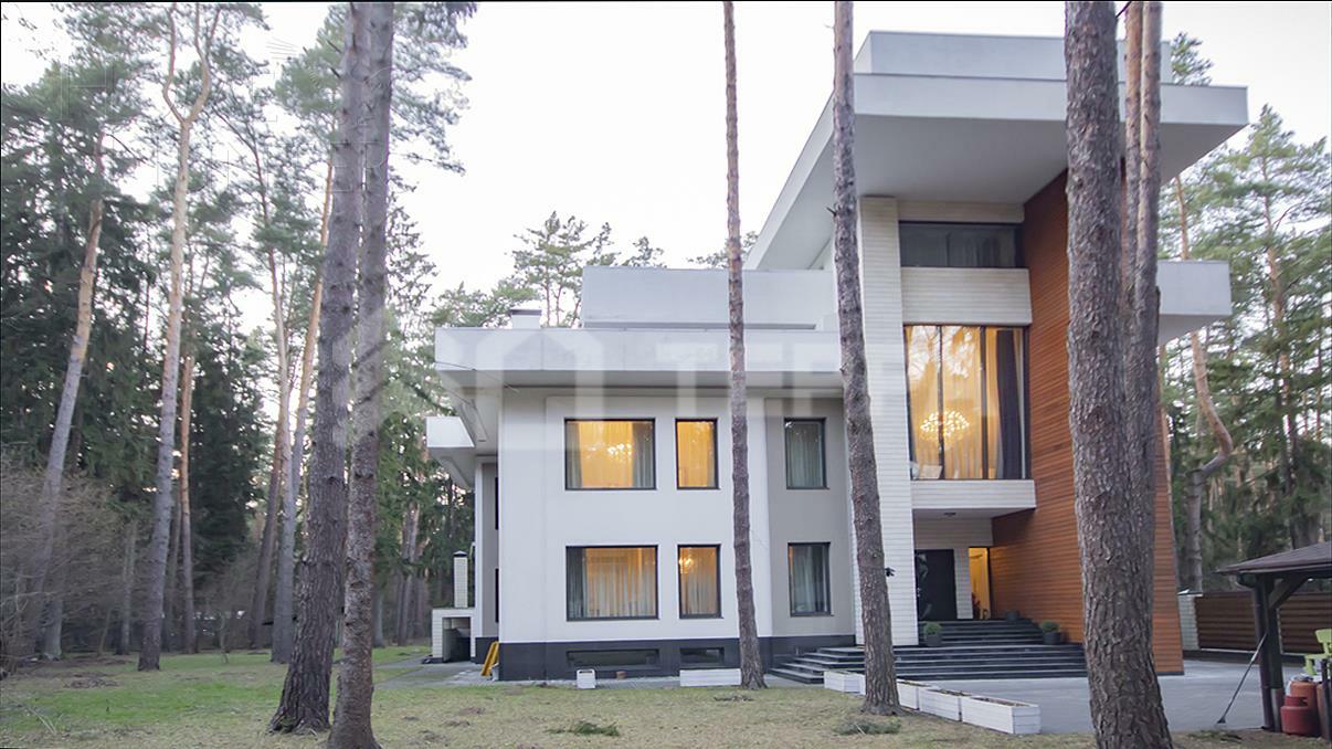 3-этажный коттедж 1 300 м² с отделкой