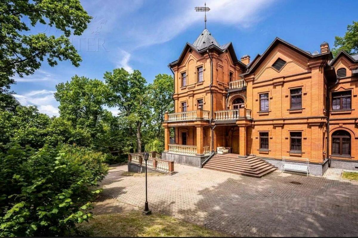 3-этажный коттедж 1 600 м² с отделкой