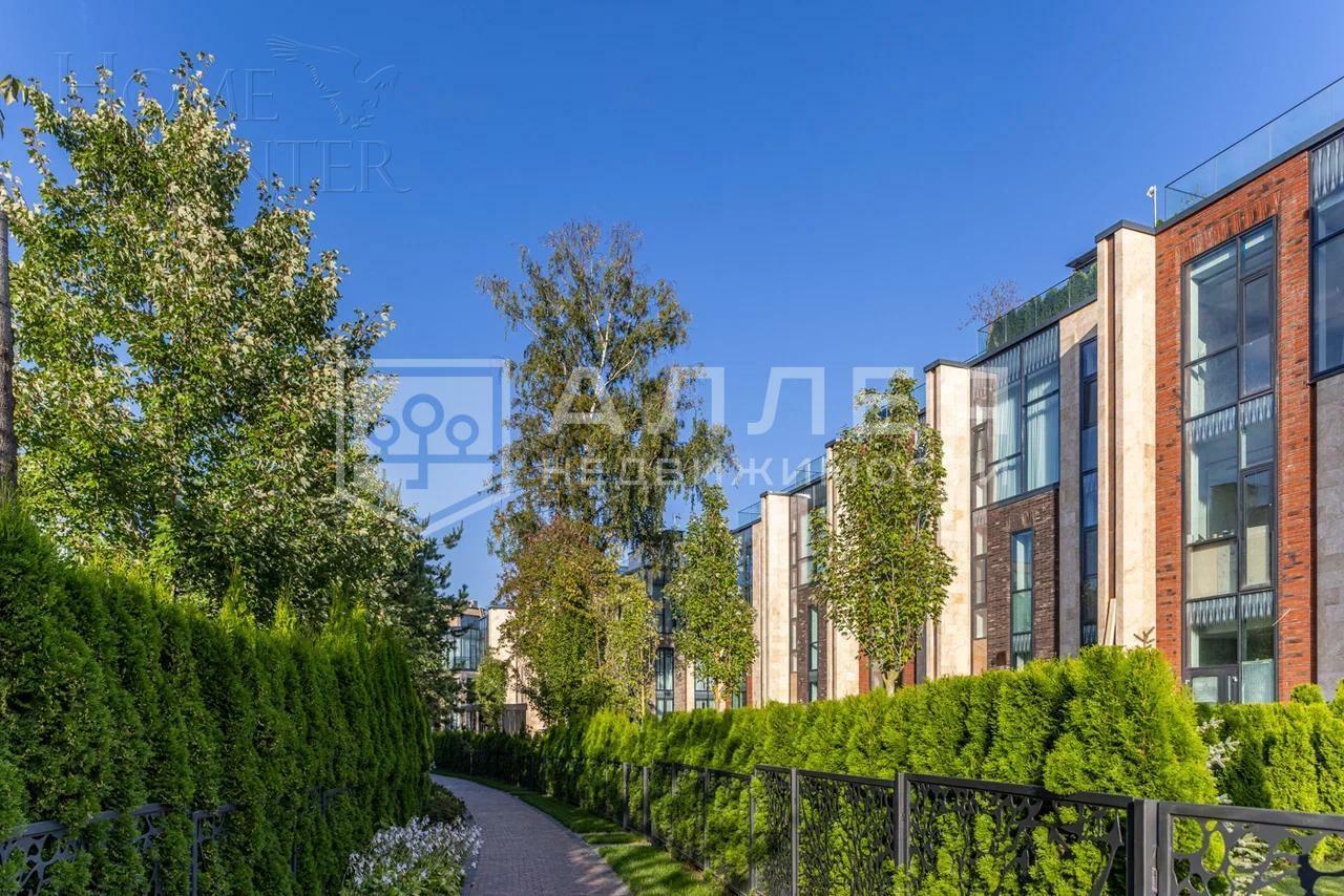 3-этажный таунхаус 244 м² с отделкой