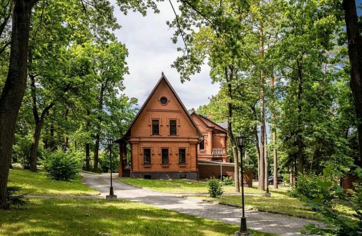 3-этажный коттедж 1 600 м² с отделкой