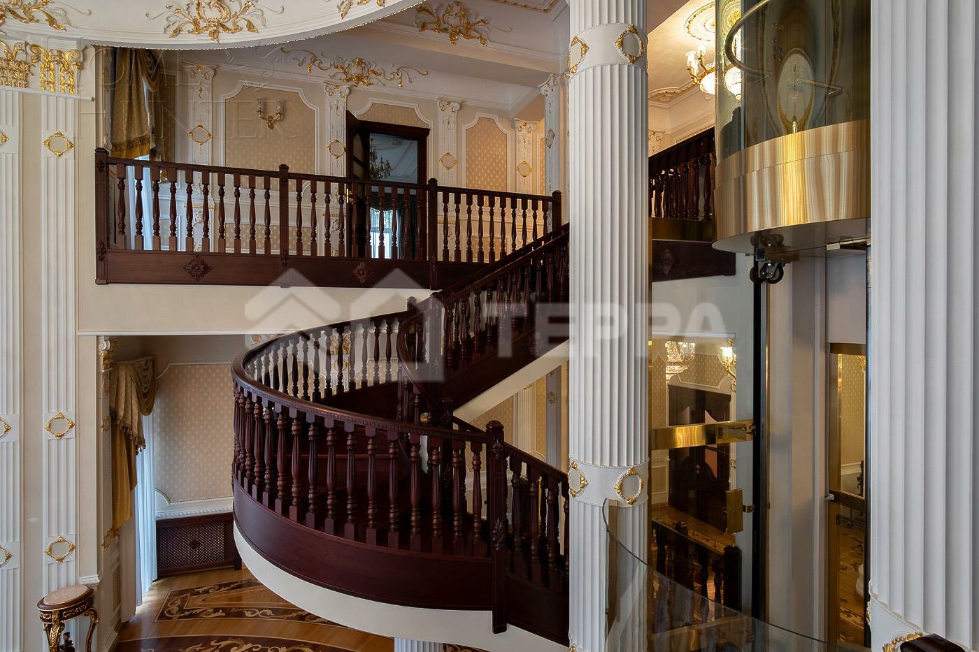 3-этажный коттедж 1 700 м² с отделкой