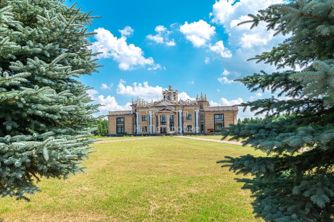 3-этажный коттедж 4 590 м² с отделкой