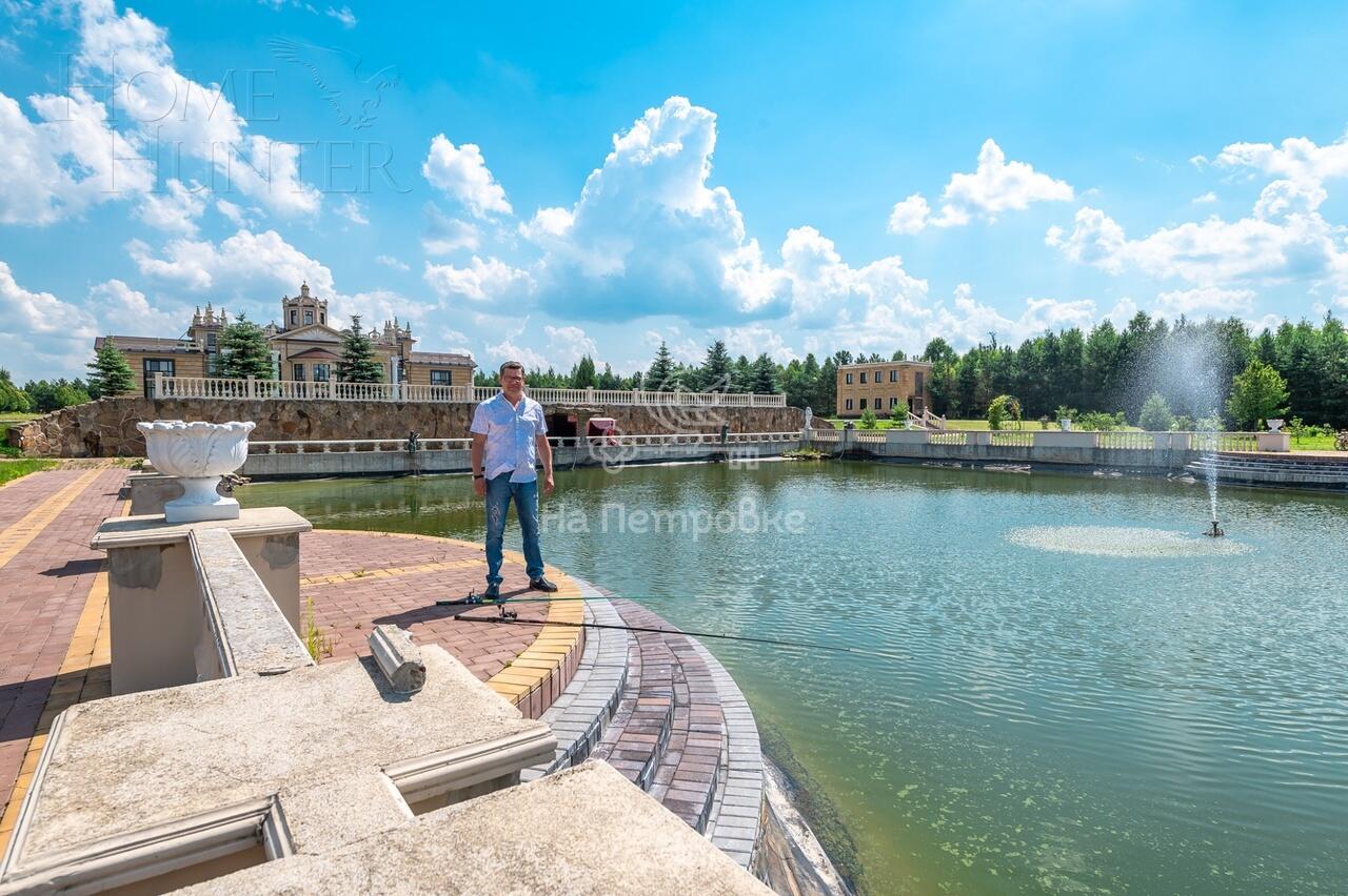 3-этажный коттедж 4 590 м² с отделкой