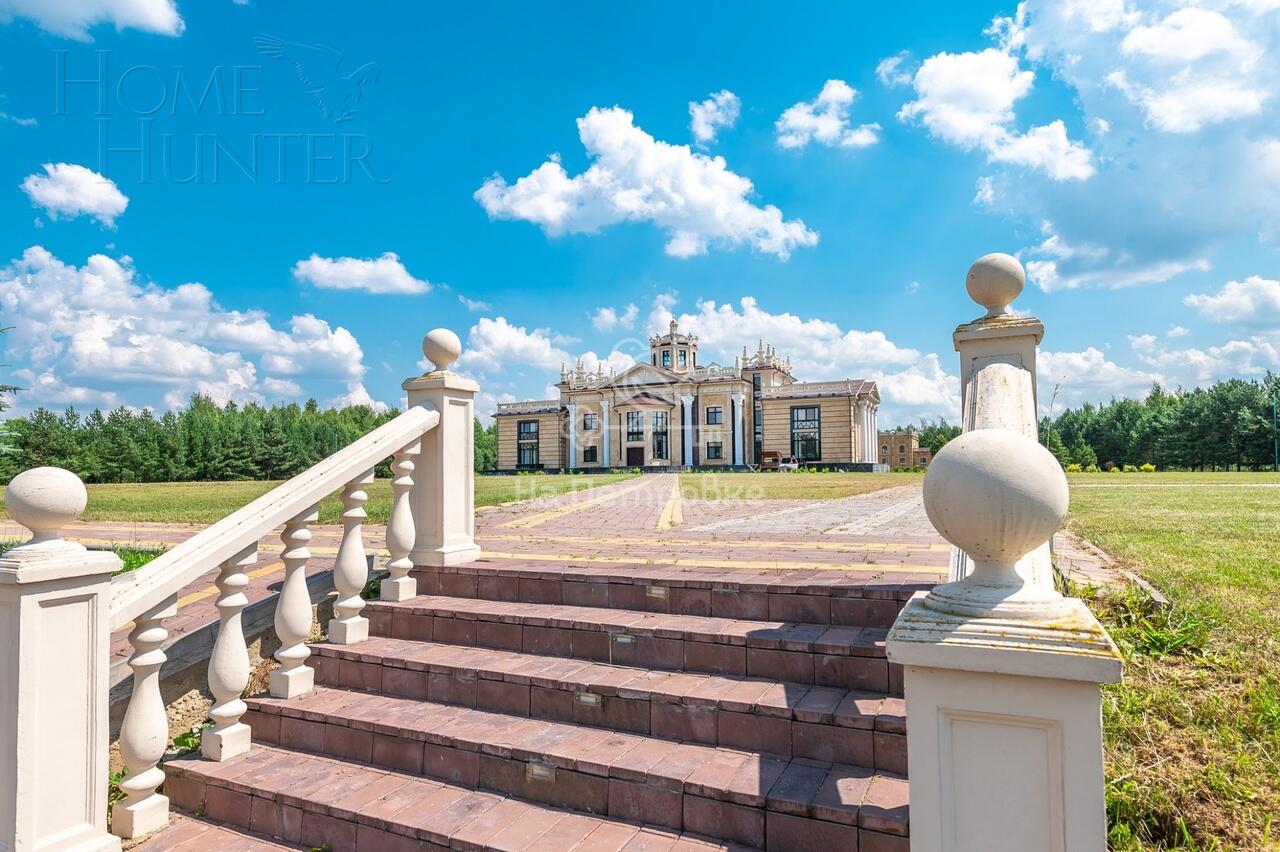 3-этажный коттедж 4 590 м² с отделкой