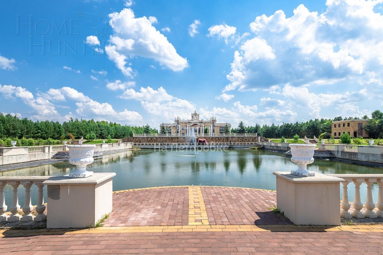 3-этажный коттедж 4 590 м² с отделкой