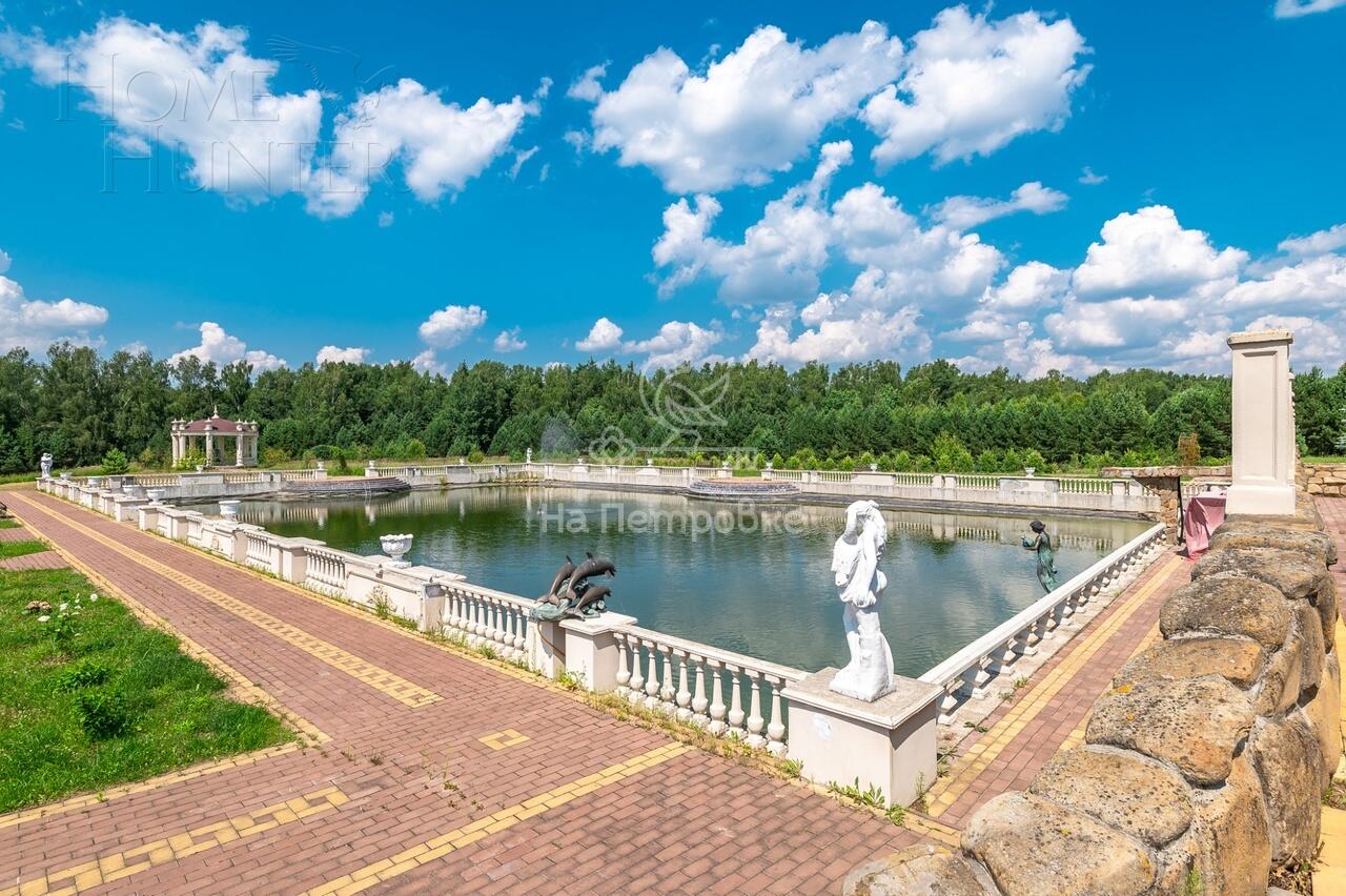 3-этажный коттедж 4 590 м² с отделкой